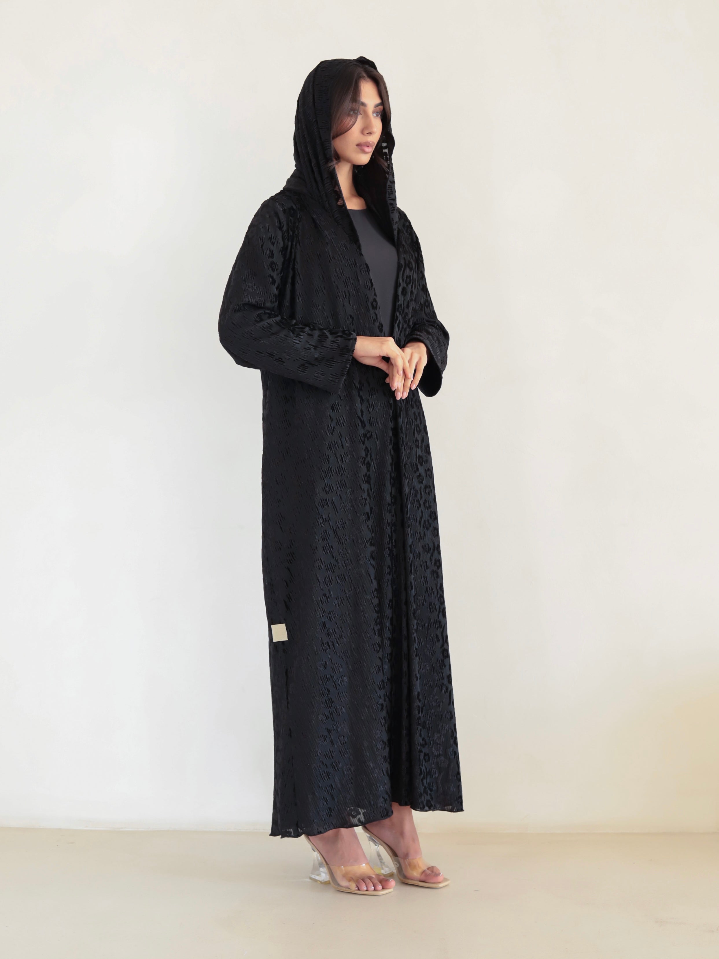 عباية سوداء مزينة بنقوش زهور من قماش الشيفون المخملي الأساسي