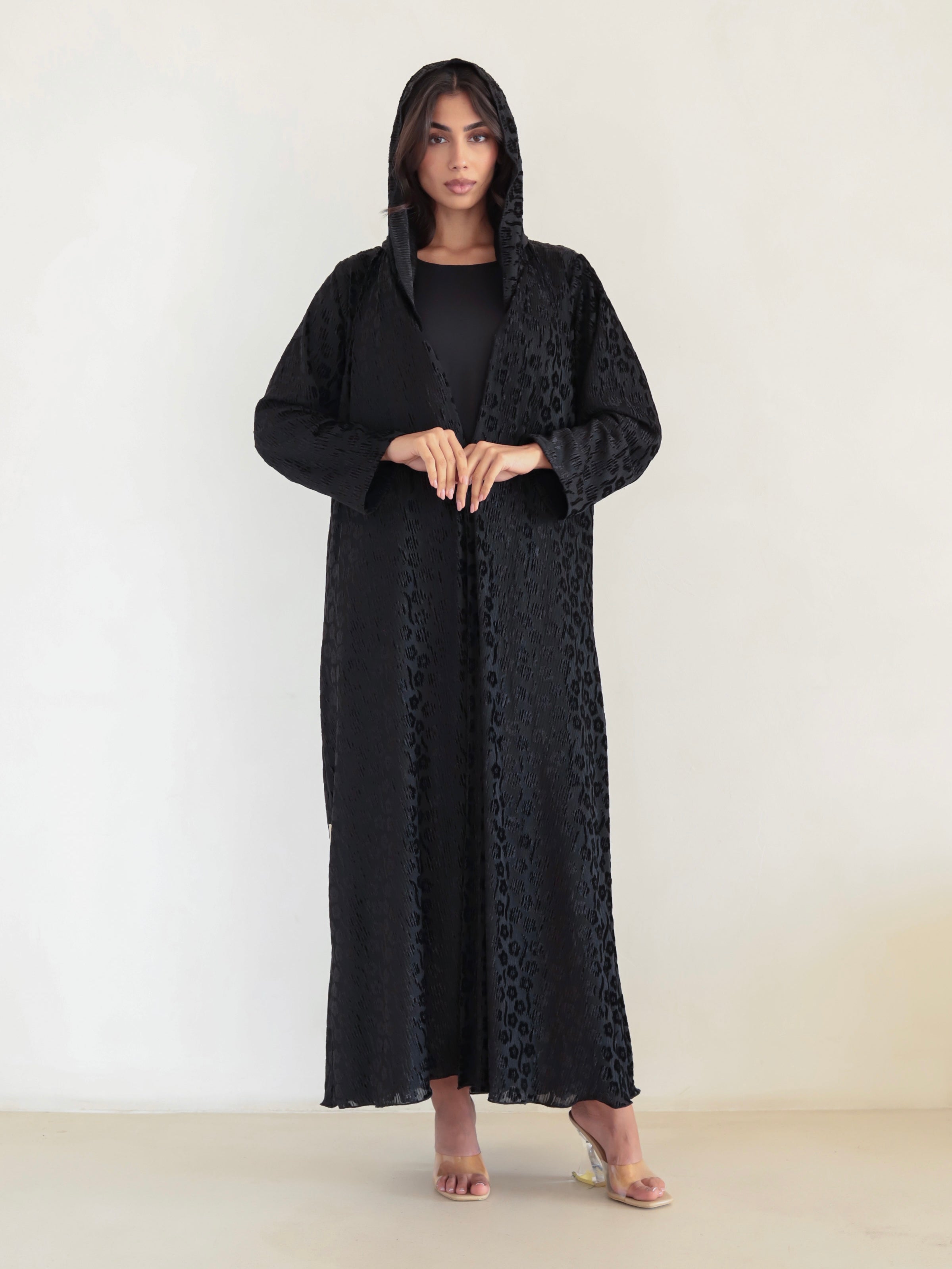 عباية سوداء مزينة بنقوش زهور من قماش الشيفون المخملي الأساسي