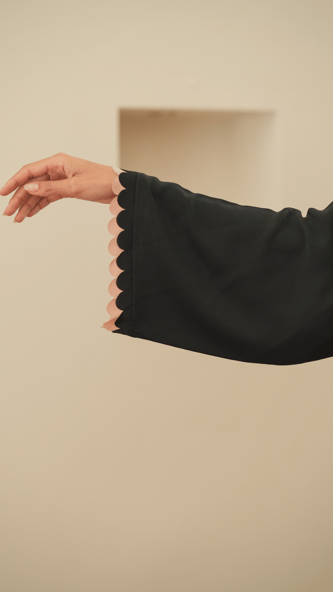 Basic Circles (Black & Beige Abaya) - BasicAbaya