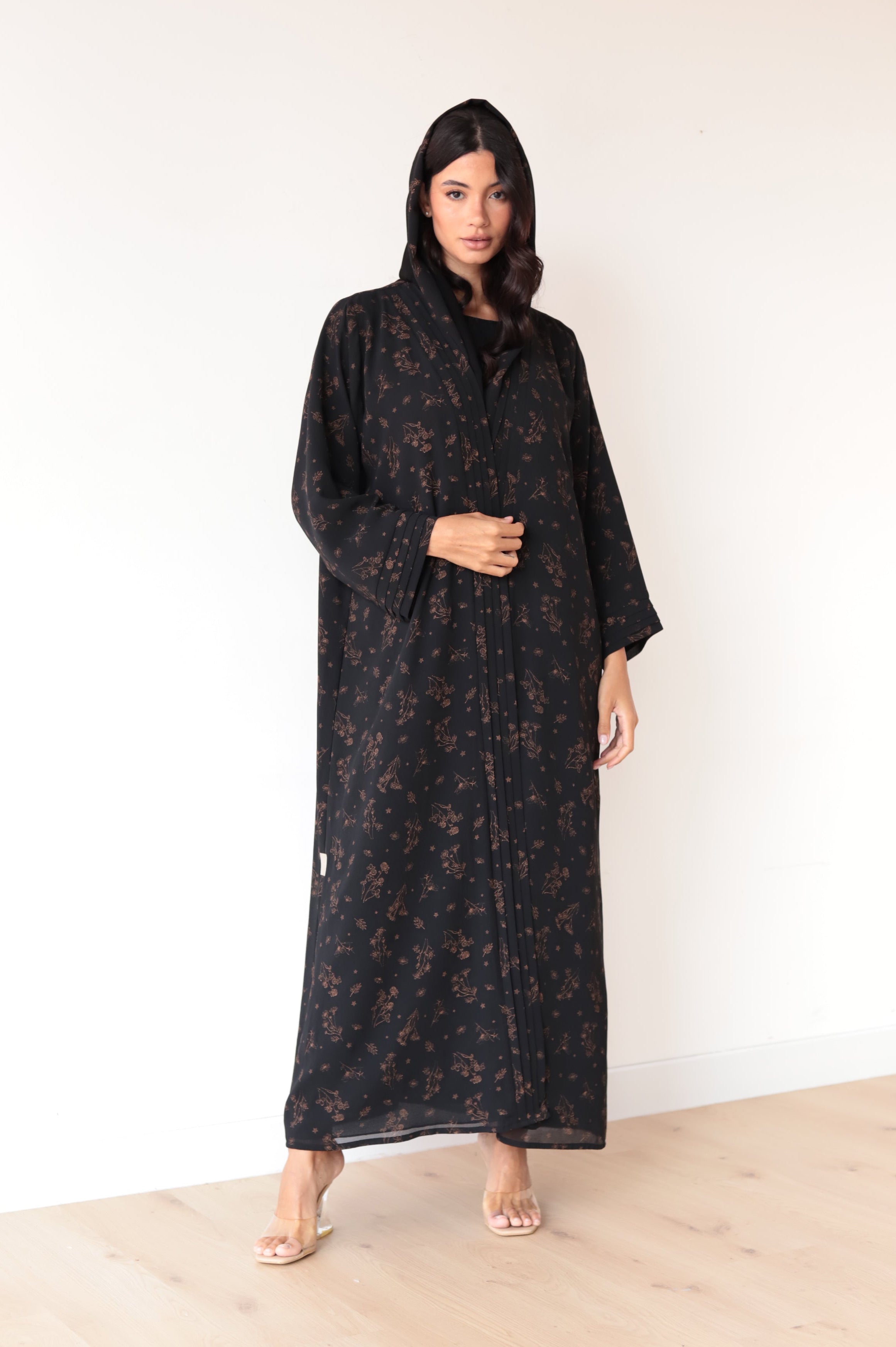 عباية أساسية مزينة بنقوش زهور (أسود وبني)