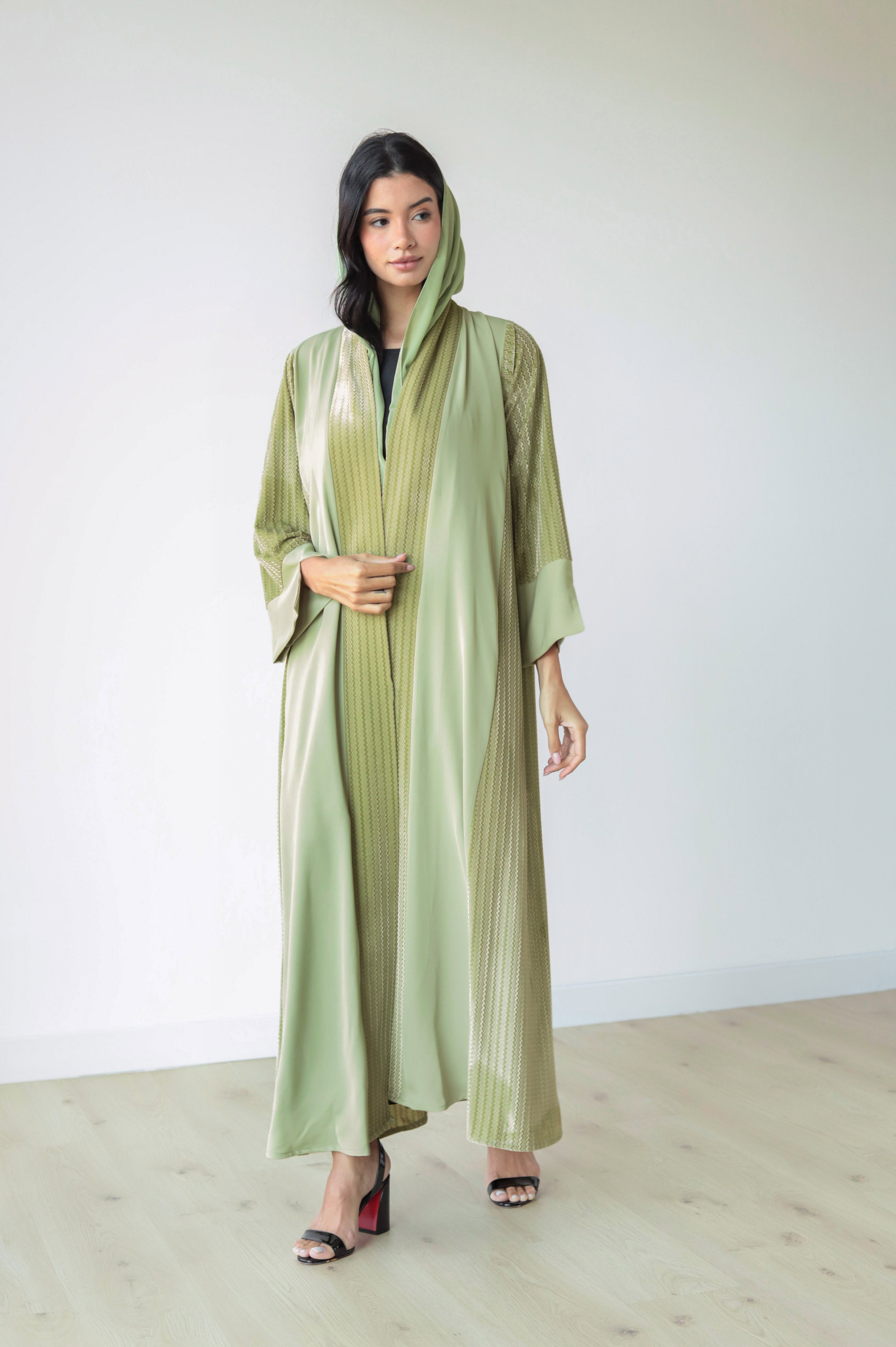 عباءة سوداء بكسرات مخملية أساسية