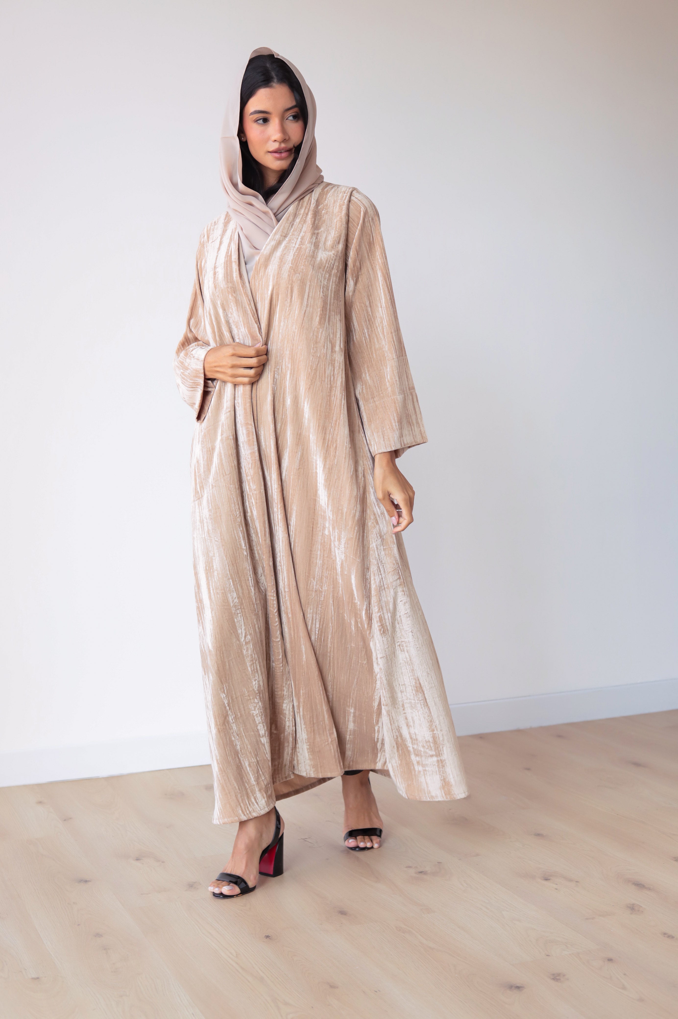 Basic Velvet Pleats (Beige Abaya)