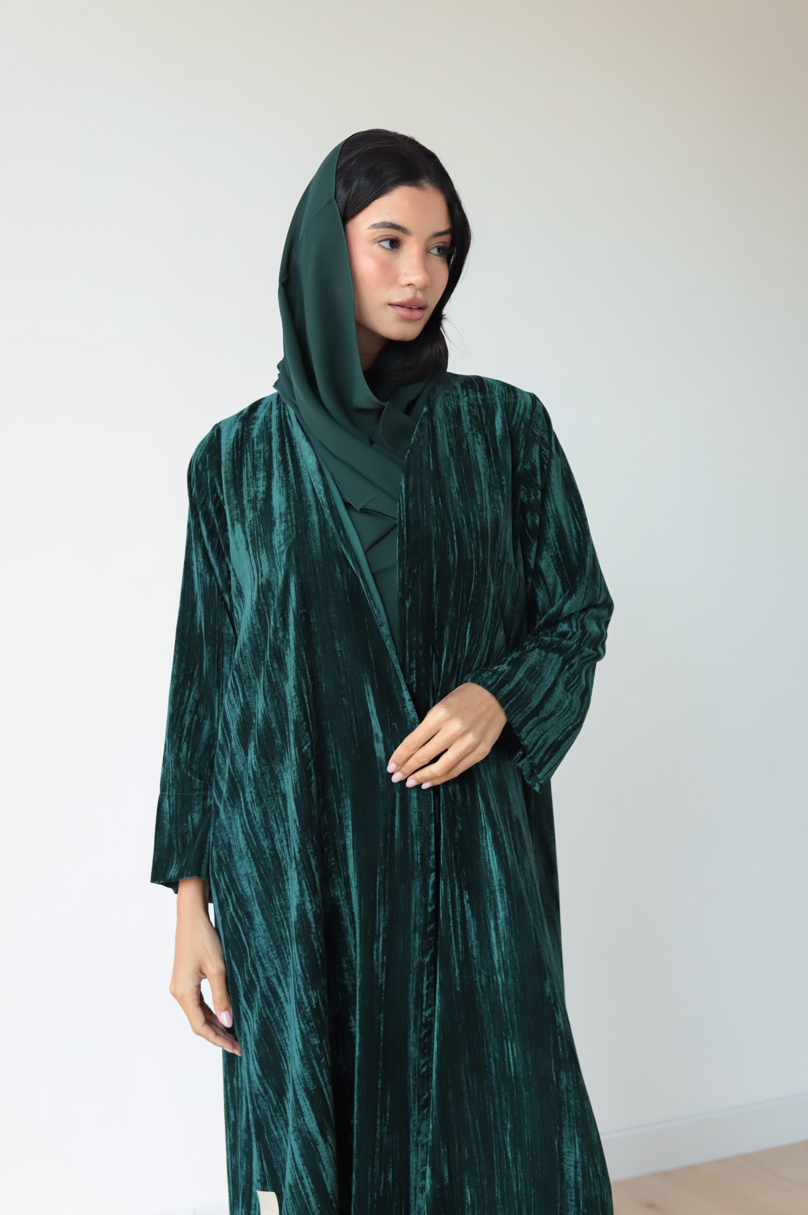 عباية مخملية أساسية مطوية (عباية بلون البشرة)