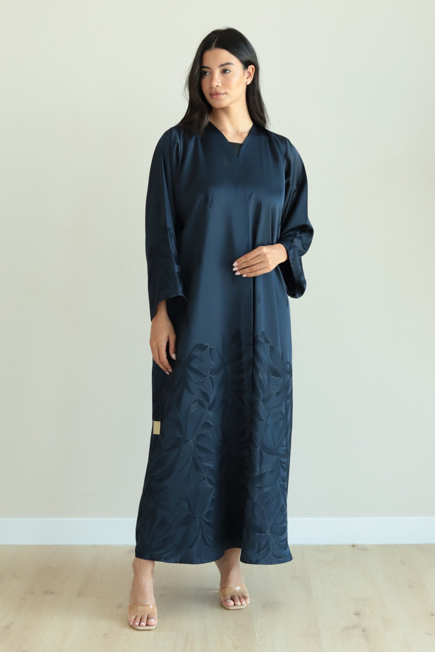 عباية أساسية من الحرير المزهر (باللون الأزرق الداكن)