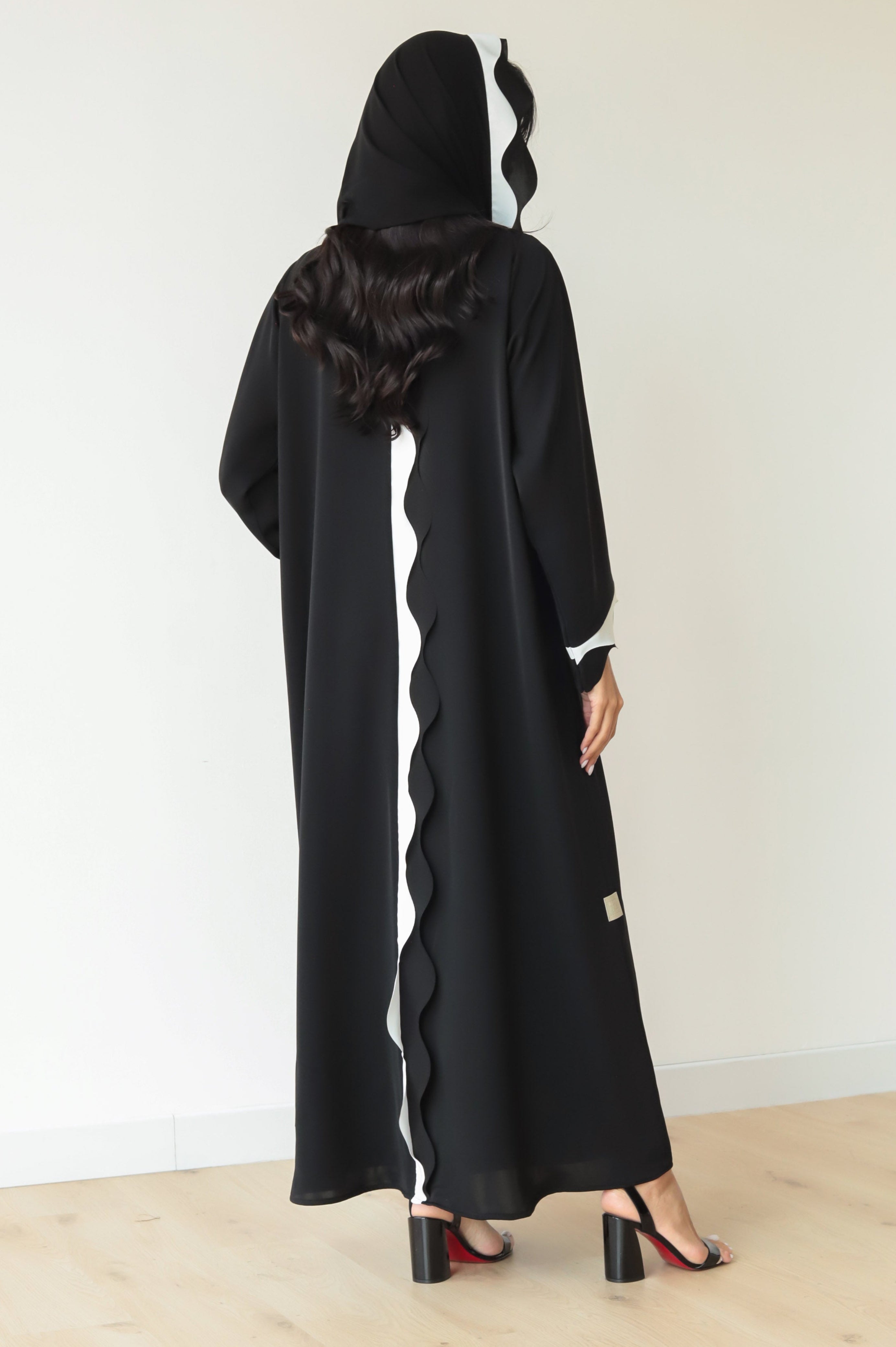 Basic Waves (Black & White Abaya) - BasicAbaya