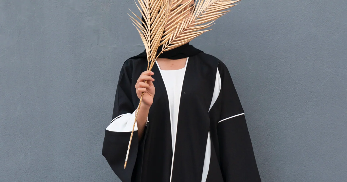 How to Wear and Style a Plain Black Abaya